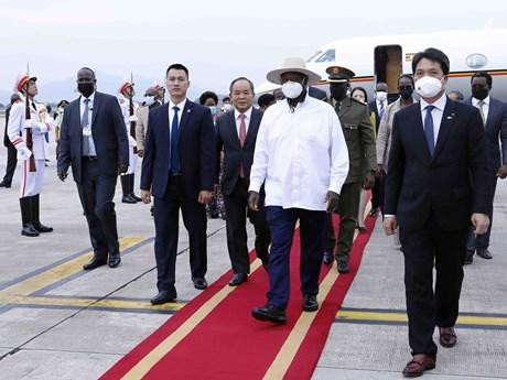 Le Président Yoweri Kaguta Museveni et une délégation de haut rang de la République d'Ouganda sont arrivés à Hanoï le 23 novembre après-midi. Photo : VNA.