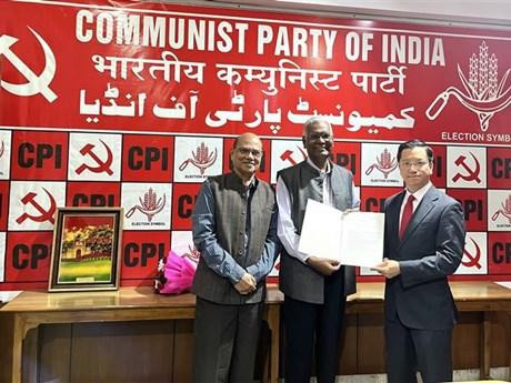 L'ambassadeur vietnamien en Inde, Nguyen Thanh Hai, remet au secrétaire général du Parti communiste indien, Doraisamy Raja, le message de félicitations du secrétaire général du Parti communiste du Vietnam (PCV), Nguyen Phu Trong. Photo: VNA