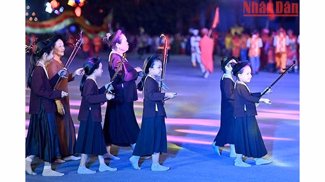 La représentation du chant Xâm (balades chantées par des musiciens aveugles errants) par des artistes du district de Yên Mo, province de Ninh Binh. Photo: nhandan.com.vn