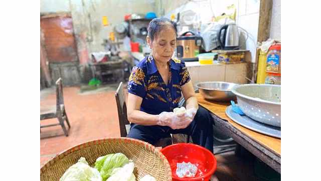 La famille de Mme Mai Thi Nhuân, dans le bourg de Lôc Binh fait des gâteaux « may nhung » depuis des décennies. Photo : langson.vn