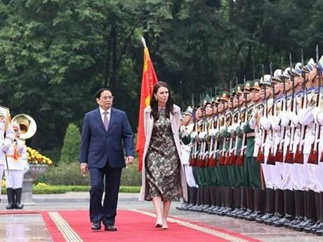 Le Premier ministre Pham Minh Chinh et son homologue néo-zélandaise Jacinda Ardern, à Hanoi, le 14 novembre. Photo : VNA.