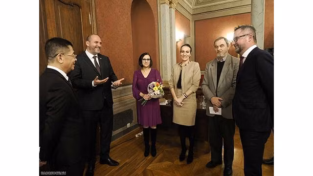 Lors de son voyage d’affaires à Kosice, le 16 novembre, Nguyên Tuân a eu une séance de travail avec le maire de la ville, Jaroslav Polacek, pour promouvoir la coopération entre les villes vietnamiennes et la ville de Kosice. Photo: baoquocte.vn Lors de son voyage d’affaires à Kosice, le 16 novembre, Nguyên Tuân a eu une séance de travail avec le maire de la ville, Jaroslav Polacek, pour promouvoir la coopération entre les villes vietnamiennes et la ville de Kosice. Photo: baoquocte.vn