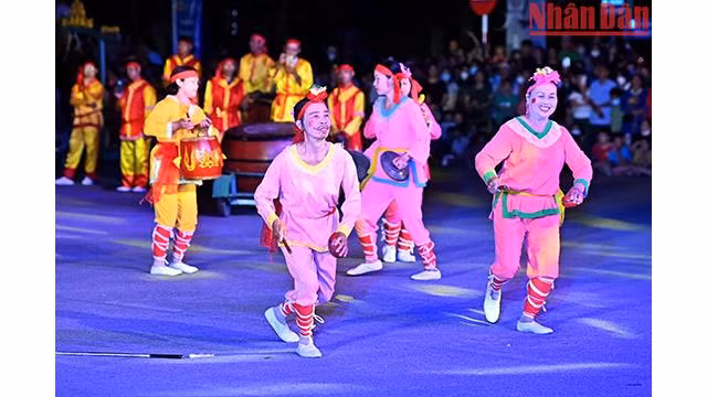 Spectacles d'art traditionnel passionnants à la fête de rue. Photo: nhandan.com.vn