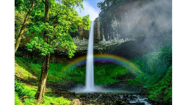 Chute d'eau dans le géoparc mondial UNESCO de Dak Nông. Photo : daknong.gov.vn