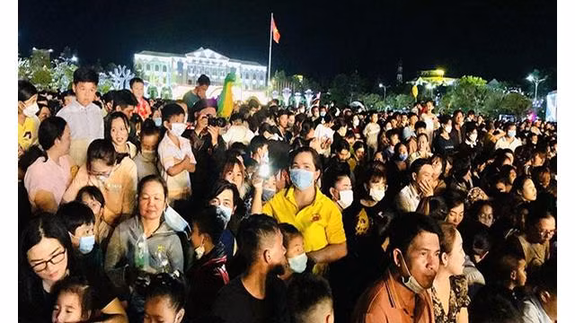 Un grand nombre de personnes de la province de Bac Lieu et des provinces voisines ont assisté à la cérémonie d'ouverture. Photo : nhandan.vn