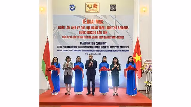 L'inauguration de l'exposition de photos sur les relations diplomatiques entre le Vietnam et la Biélorussie. Photo : thoidai.com.vn