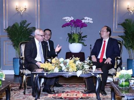 Nguyên Hô Hai (à droite) et Homero Acosta Alvarez. Photo : VNA.