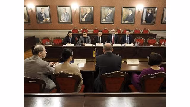 La délégation de l'Ambassade du Vietnam en Slovaquie, conduite par son ambassadeur travaille le 16 novembre avec les autorités de la ville de Kosice. Photo: VNA