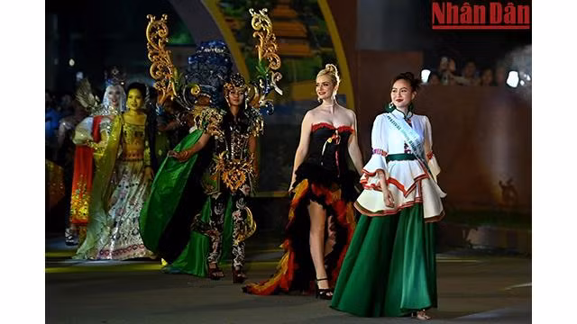 La performance des Misses, représentantes des pays et territoires du monde entier, participant au concours de Miss Monde du Tourisme. Photo: nhandan.com.vn