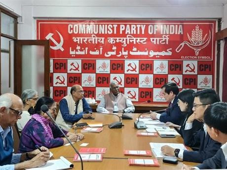 Le vice-président de la Commission de la sensibilisation et de l’éducation du Comité central du Parti communiste du Vietnam Phan Xuân Thuy rend une visite de courtoisie au secrétaire général du Parti communiste d’Inde marxiste (CPI-M), Sitaram Yechury. Photo : VNA
