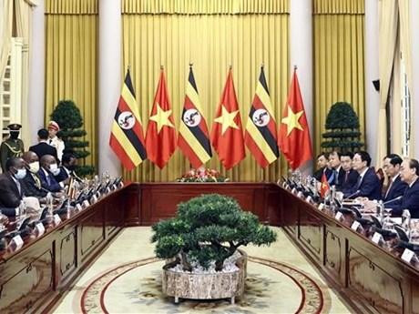 Le Président Nguyên Xuân Phuc s'entretient à Hanoi avec son homologue ougandais Yoweri Kaguta Museveni, en visite officielle au Vietnam. Photo : VNA.