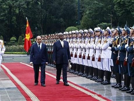 Cérémonie d’accueil officielle du président ougandais à Hanoï. Photo : VNA.