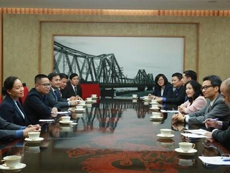 Le Vice-Premier ministre Vu Duc Dam reçoit la ministre lao du Travail et du Bien-être social, Baykham Khattiya. Photo : VNA.