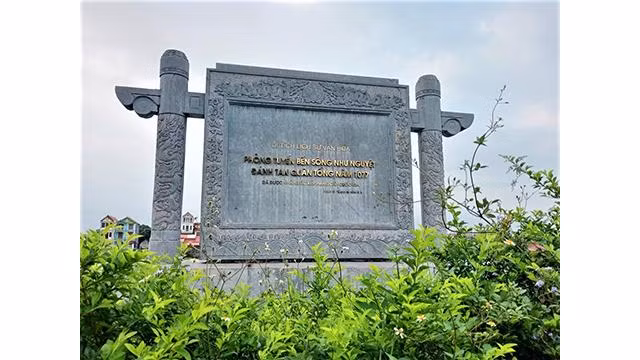 La pancarte marque la victoire au bord du fleuve. Photo : Minh Minh/NDEL.
