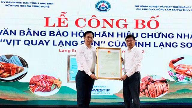 La cérémonie d'accueil du certificat de protection de la marque du canard rôti. Photo : baolangson.