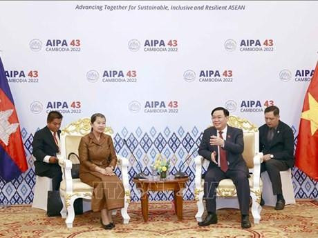 Le Président de l’Assemblée nationale du Vietnam Vuong Dinh Huê et la vice-Première ministre cambodgienne Men Sam An, à Phnom Penh, le 20 novembre. Photo: VNA