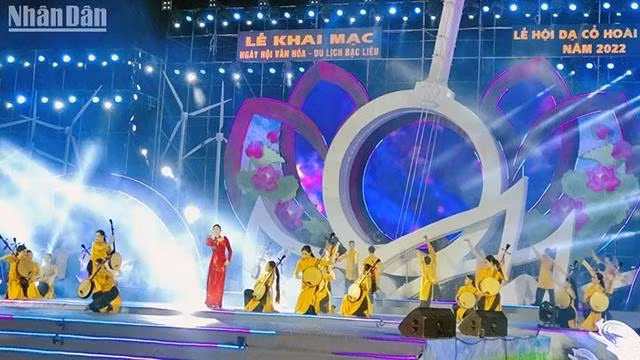 Le spectacle d'ouverture du Festival culturel et touristique de Bac Liêu et du Festival Da Cô Hoài Lang de 2022. Photo : nhadan.vn