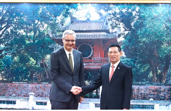 L'ambassadeur extraordinaire et plénipotentiaire de la République française au Vietnam, Nicolas Warnery (à gauche) et le ministre Hô Duc Phoc (à đroite). Photo : tapchitaichinh 
