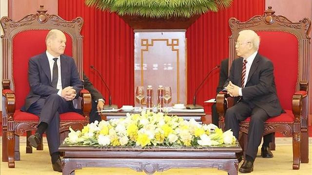 Le Secrétaire général du PCV, Nguyên Phu Trong (à droite), et le chancelier allemand Olaf Scholz. Photo : VNA.