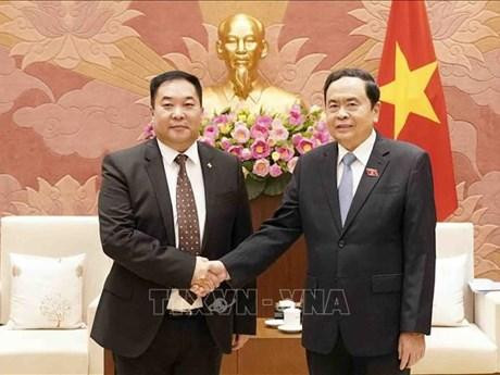 Trân Thanh Mân (à droite), Vice-Président permanent de l’Assemblée nationale, et Ts.Jambalsuren, président du Conseil populaire de la province mongole de Tuv. Photo : VNA.