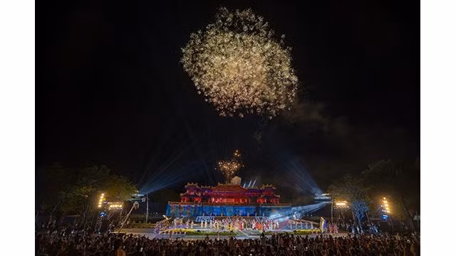Spectacle de feux d'artifice lors de la soirée d'ouverture du festival de Huê de 2022. Photo : laodong.vn