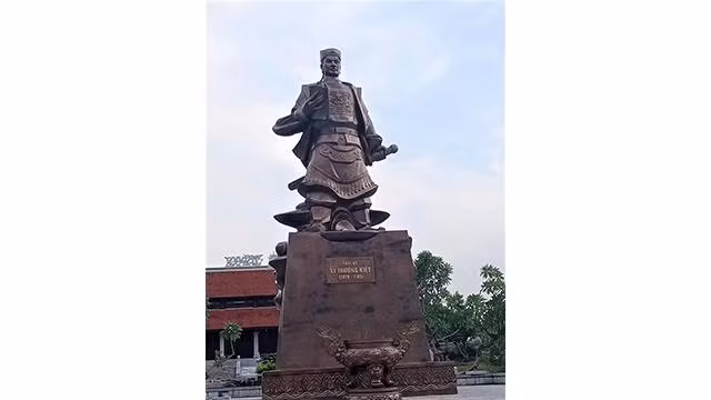 La statue du grand commandant Ly Thuong Kiêt au temple Ly Thuong Kiêt. Photo : Minh Minh/NDEL.