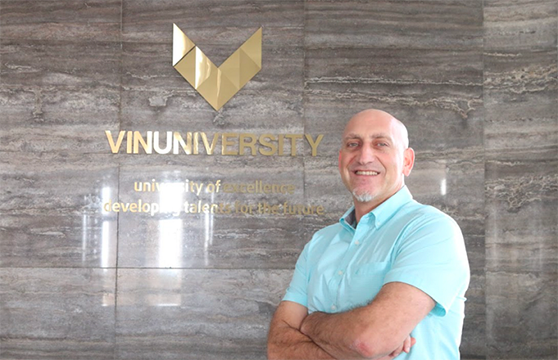 Le professeur américain Jason Picard (Département de l’Histoire et la Culture vietnamienne de l’Université VinUni) est très attaché au pays et au peuple vietnamien. Photo : thoidai.com.vn