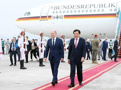 Cérémonie d'accueil du Chancelier allemand Olaf Scholz à l'aéroport international de Nôi Bài, en banlieue de la capitale Hanoi. Photo : VNA.