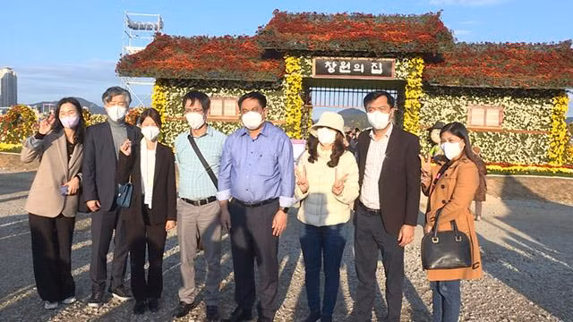 La délégation de Quang Ninh visite le Festival du Chrysanthème, ville de Changwon, République de Corée. Photo : baoquangninh.vn 