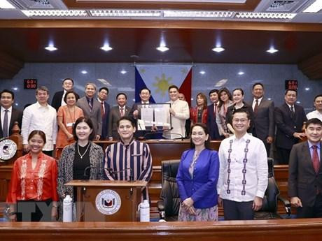 Le Président Sénat des Philippines, Juan Miguel Zubiri, remettant la Résolution au Président de l’Assemblée nationale du Vietnam Vuong Dinh Huê. Photo : VNA.