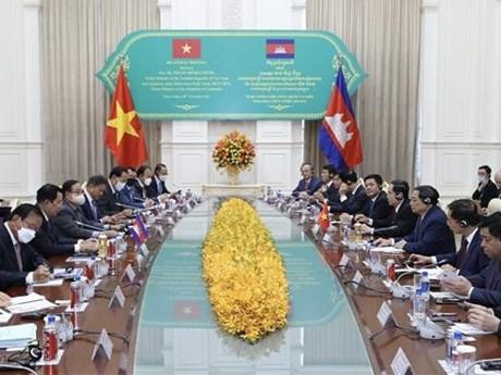 Entretien des Premiers ministres Pham Minh Chinh et Samdech Techo Hun Sen, le 8 novembre à Phnom Penh. Photo : VNA.
