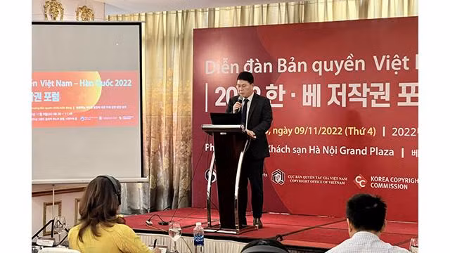 Le chef du Département de la coopération commerciale culturelle, ministère sud-coréen de la Culture, des Sports et du Tourisme, Kim Dong Eun, s'exprime lors de l'événement. Photo : VOV. Le chef du Département de la coopération commerciale culturelle, ministère sud-coréen de la Culture, des Sports et du Tourisme, Kim Dong Eun, s'exprime lors de l'événement. Photo : VOV.