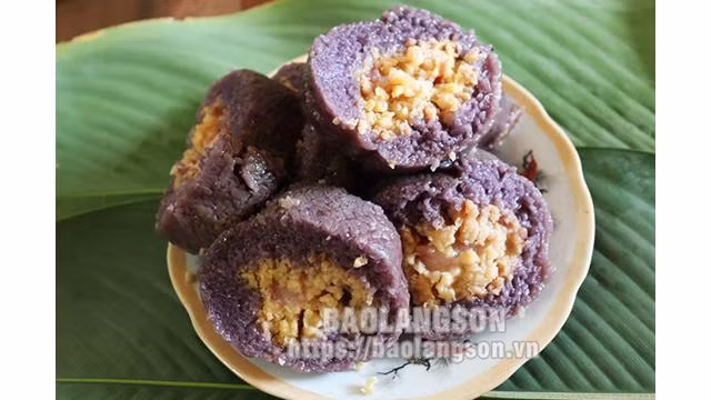 Un facteur important dans la préparation d'un délicieux « bánh chưng cẩm » est la garniture du gâteau, qui sera choisie parmi de la viande d'épaule maigre ou de la délicieuse poitrine de porc imbibée d'épices et saupoudrée de poivre pour créer un goût légèrement épicé et aromatique. Photo : baolangson.vn