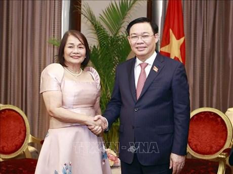 Le Président de l’Assemblée nationale, Vuong Dinh Huê, et la gouverneure de la province du Davao oriental, Corazon Nunez Malanyaon. Photo : VNA.