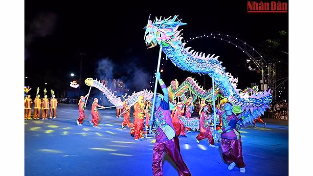 Spectacles d'art traditionnel passionnants à la fête de rue. Photo : nhandan.com.vn