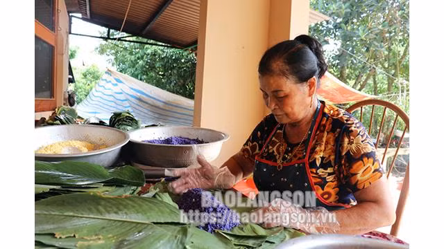 Mme Vi Thi Hông Ly dans le village de Truong Son (commune de Son Ha, district de Huu Lung) prépare des « banh chung » pour les vendre depuis plus de dix ans, approvisionnant principalement les marchés du district. Photo : baolangson.vn