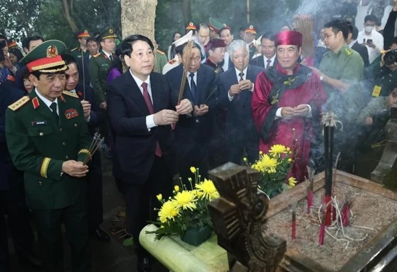Le président vietnamien Luong Cuong offre de l’encens au mausolée des rois Hùng. Photo : VNA.
