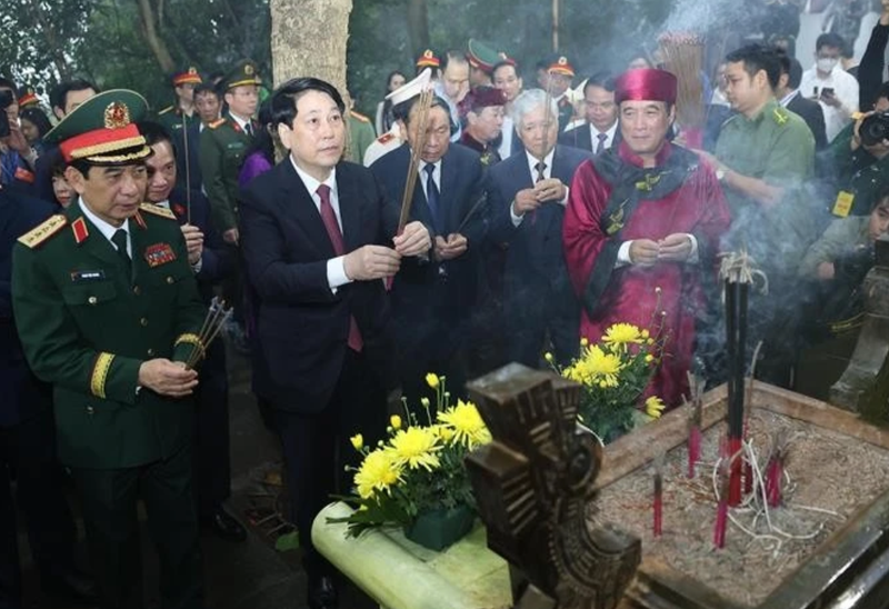 Le président vietnamien Luong Cuong offre de l’encens au mausolée des rois Hùng. Photo : VNA.