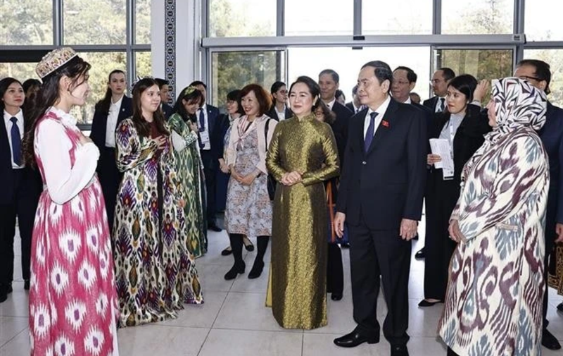 Le président de l'Assemblée nationale du Vietnam, Trân Thanh Mân, et son épouse, Nguyen Thi Thanh Nga, lors de leur visite à l’Université d'État des études orientales de Tachkent. Photo : VNA.