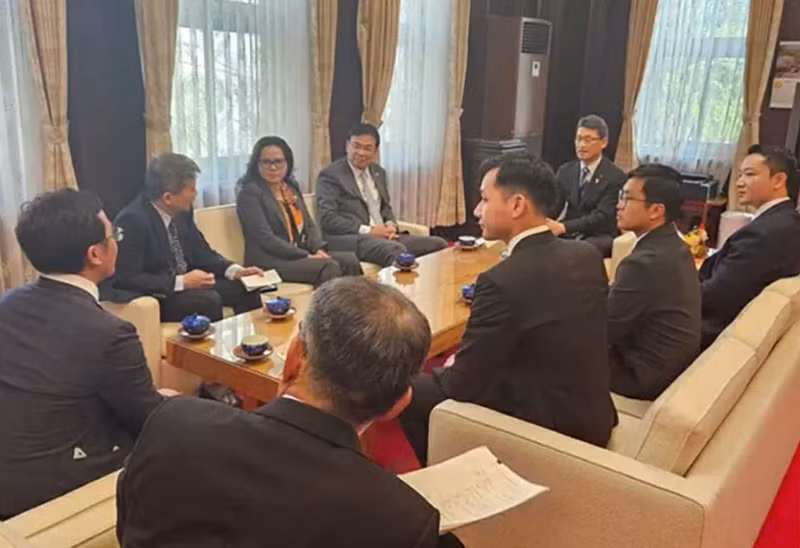 L'ambassadeur du Vietnam au Japon, Pham Quang Hieu, et la consule générale du Vietnam à Fukuoka, Vu Chi Mai, rencontrent le gouverneur de la préfecture de Miyazaki. Photo: baoquocte