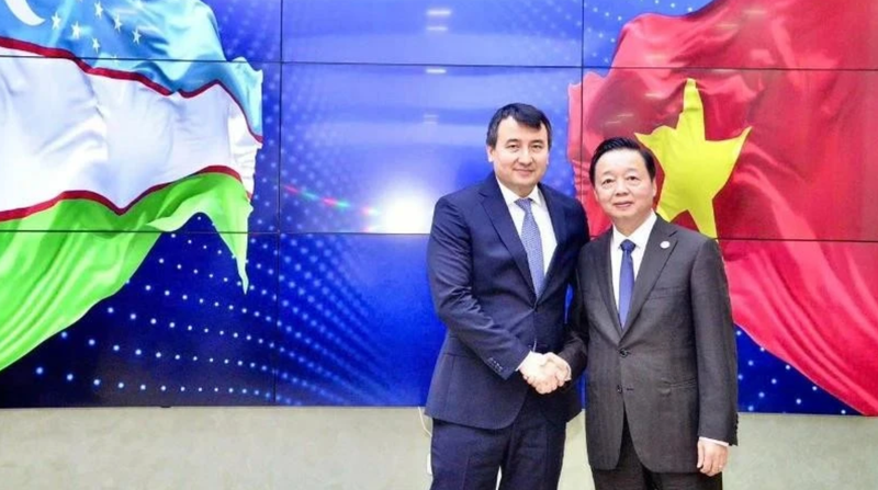 Le vice-Premier ministre vietnamien Tran Hong Ha (droite) et son homologue ouzbek, Jamshid Khodjaev. Photo : VNA.