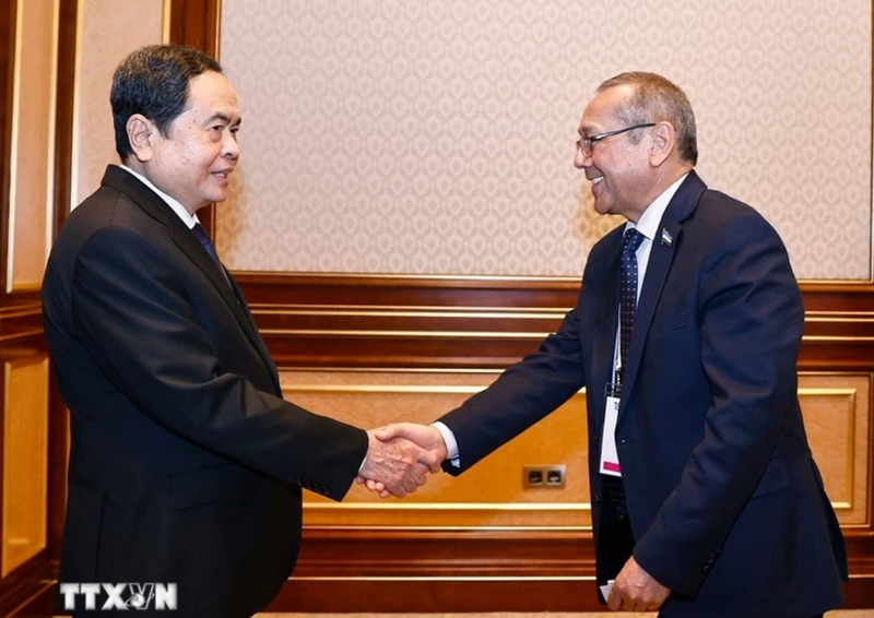 Le président de l’Assemblée nationale du Vietnam, Trân Thanh Mân (gauche), et Ulugbek Inoyatov, président du Parti démocratique populaire d’Ouzbékistan. Photo : VNA.