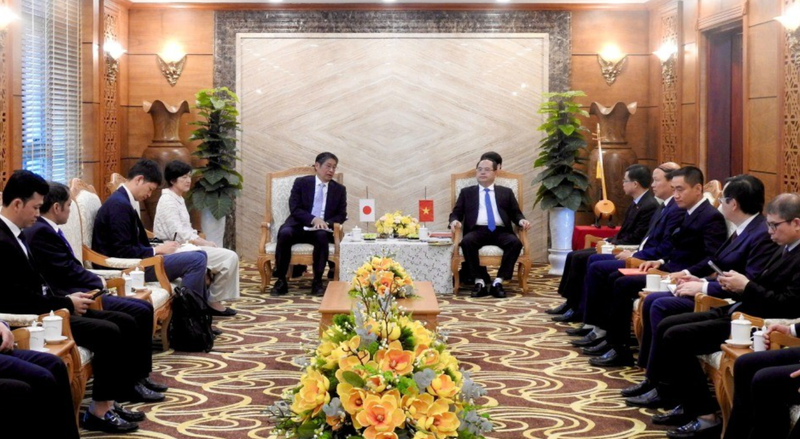  Le secrétaire du Parti provincial de Cao Bang, Quan Minh Cuong (à droite), reçoit l'ambassadeur du Japon au Vietnam, Ito Naoki. Photo : bao Cao Bang 
