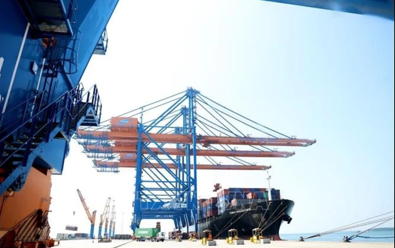 Un porte-conteneurs international de 200.000 DWT transportant des marchandises d’import-export accoste au port de Gemalink, ville de Phu My, province de Ba Ria - Vung Tau. Photo : VNA.