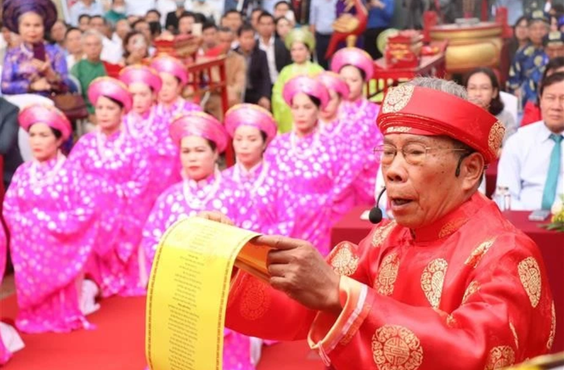 Dans une atmosphère solennelle et respectueuse, plusieurs localités à travers le pays, dont Hô Chi Minh-Ville, Ha Tinh, Dak Lak, Kien Giang et Vinh Long. Photo : VNA.