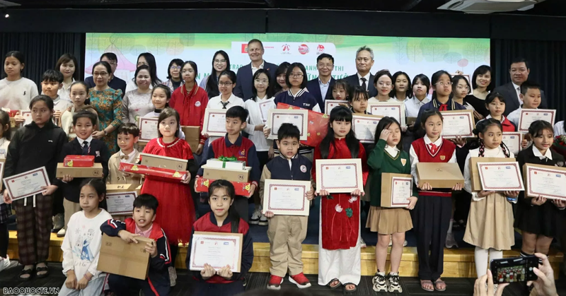 La cérémonie de remise des prix a également honoré 74 auteurs individuels et 5 collectifs exceptionnels, avec des œuvres qui expriment clairement l'intérêt de la jeune génération pour les questions environnementales. Photo: baoquocte