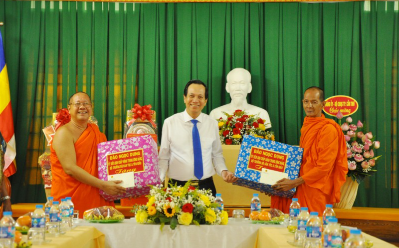 Dào Ngoc Dung, membre du Comité central du Parti, ministre des Affaires ethniques et religieuses, offre des cadeaux aux représentants de l'Association de solidarité des moines patriotes de Can Tho et de la pagode Muni Răngsây. Photo: thoidai