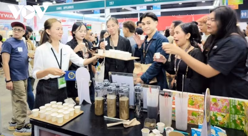 Les produits vietnamiens présentés au salon attirent l'attention de nombreux clients. Photo: VOV