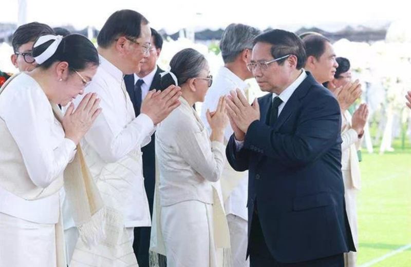 Le Premier ministre Pham Minh Chinh présente ses condoléances à la famille du défunt. Photo : VNA.