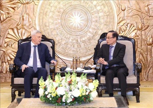 Le président de la Commission des Relations extérieures du Comité central du Parti, Lê Hoài Trung (à droite) et le premier vice-ministre russe des Affaires étrangères, Vladimir Titov. Photo : VNA.